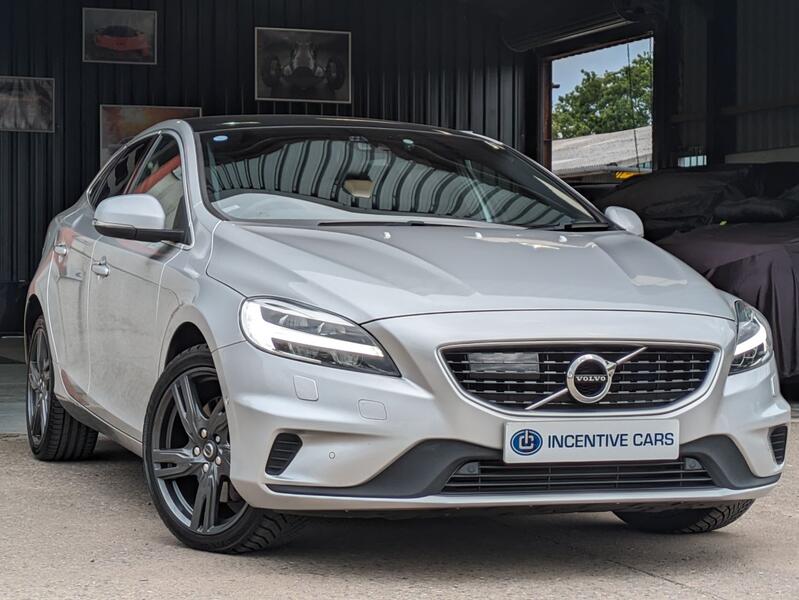 View VOLVO V40 1.5 R-Design Pro T3 automatic. 2 OWNERS. HUGE SPEC. SAT NAV. PAN ROOF. LED LIGHTS. 7 SERVICES.