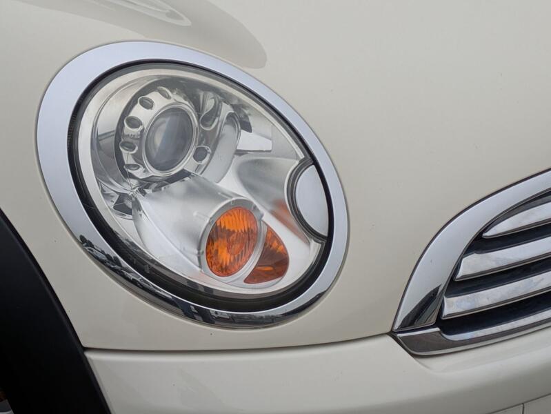 View MINI HATCH 1.6 Cooper Hatch. 2 OWNERS, BI XENONS, 1/2 LEATHER SPORT SEATS, LOW MILES, JUST SERVICED.