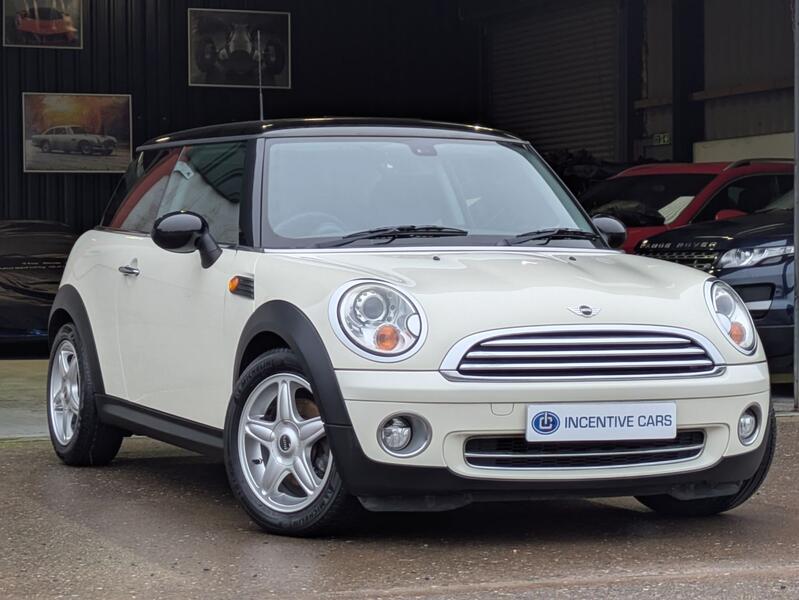 View MINI HATCH 1.6 Cooper Hatch. 2 OWNERS, BI XENONS, 1/2 LEATHER SPORT SEATS, LOW MILES, JUST SERVICED.