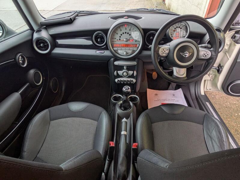 View MINI HATCH 1.6 Cooper Hatch. 2 OWNERS, BI XENONS, 1/2 LEATHER SPORT SEATS, LOW MILES, JUST SERVICED.