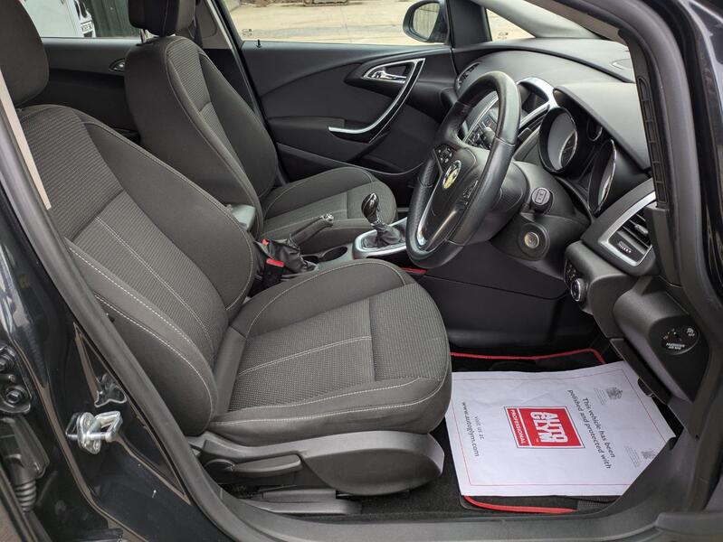 View VAUXHALL ASTRA 1.6 16v SRi 5dr manual. 3 OWNERS. MOT TO 12/2025.