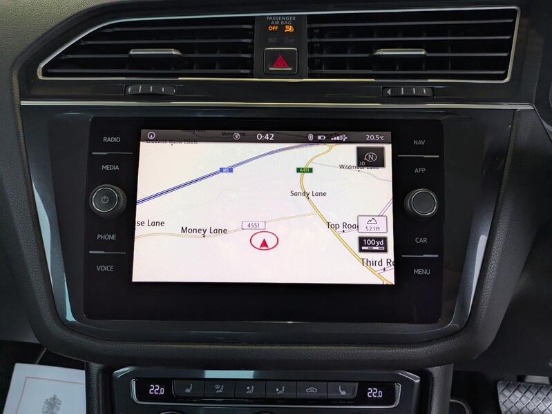 View VOLKSWAGEN TIGUAN 2.0 TDI SE Navigation automatic. 1 OWNER. CARPLAY. SAT NAV. HEATED LEATHER. PARKING SENSORS.