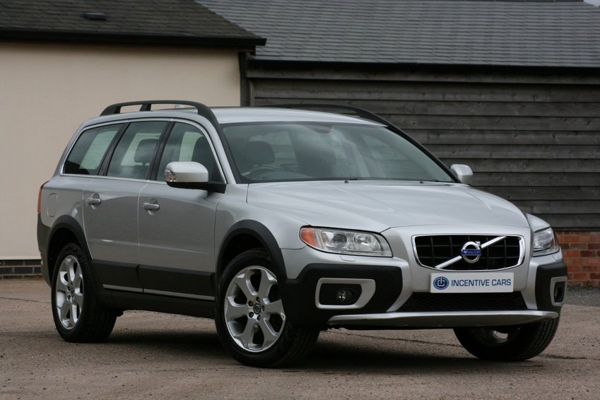 View VOLVO XC70 2.4 D5 SE LUX AWD 5DR ESTATE AUTOMATIC 4x4 * FULL SERVICE HISTORY * SAT NAV * HEATED LEATHER * 11