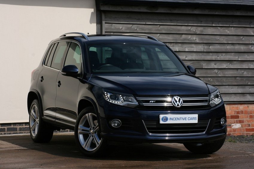 View VOLKSWAGEN TIGUAN 2.0 TDi 177 R LINE DSG 4MOTION BMT. 1 OWNER. FULL VW SERVICE HISTORY. SAT NAV. HEATED LEATHER. 63